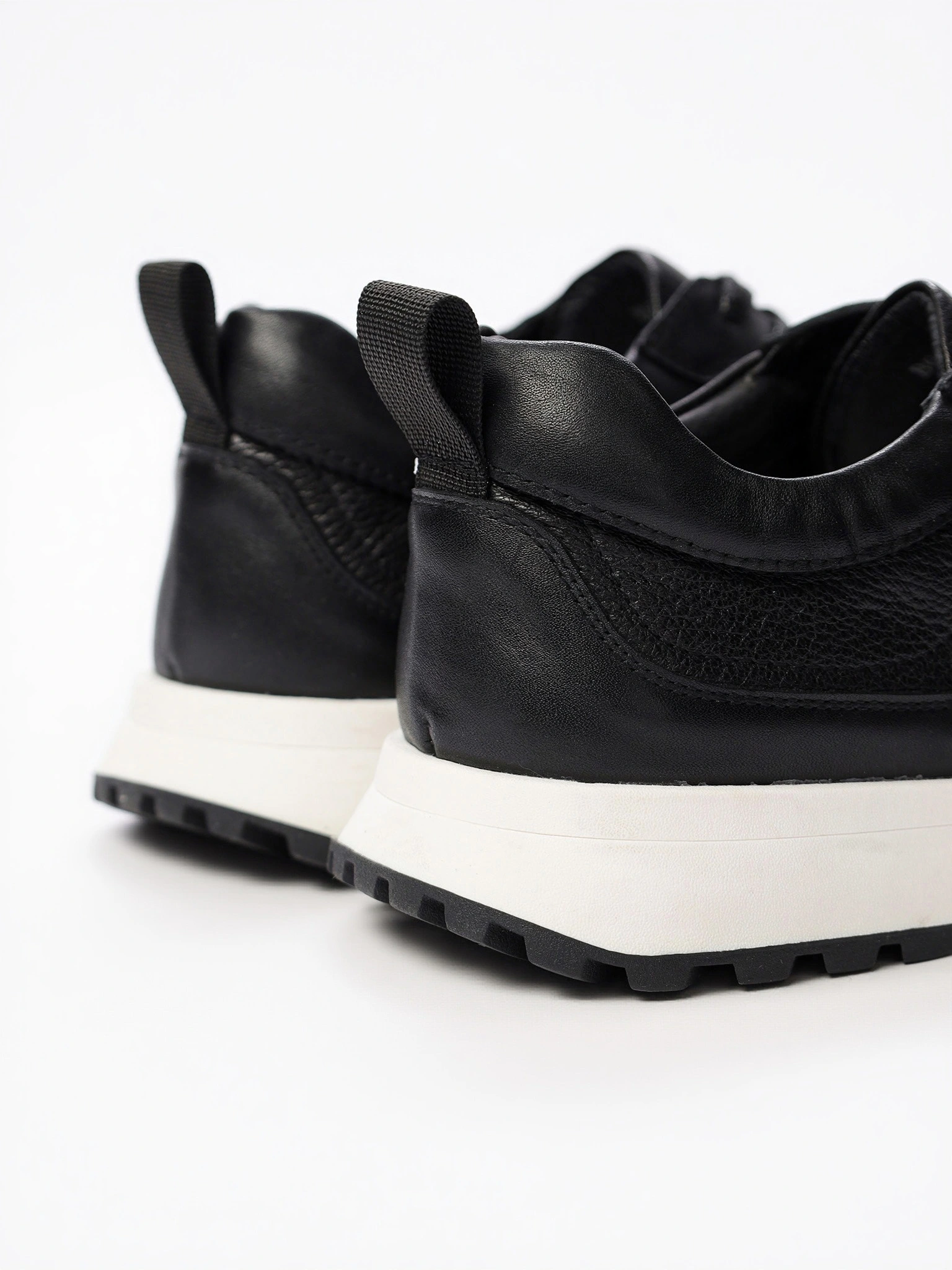 Кроссовки черного цвета на средней контрастной подошве